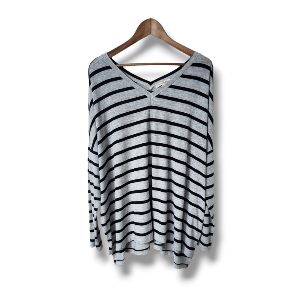 Oversized Striped Long Sleeve V-Neck Tee | Express | M